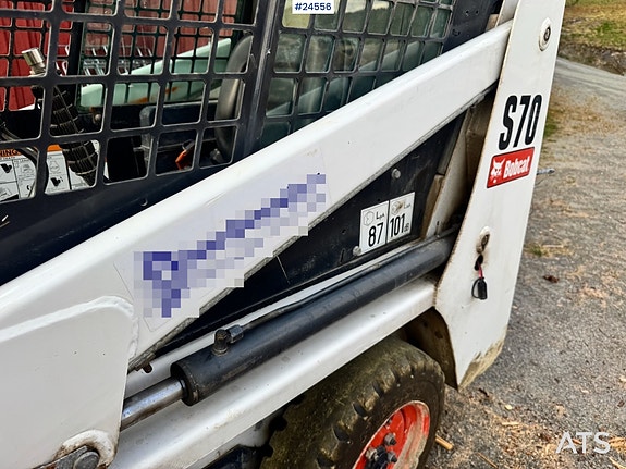 Bobcat S70 kompaktlaster med kost, skuffe og pallegafler 11 of 24