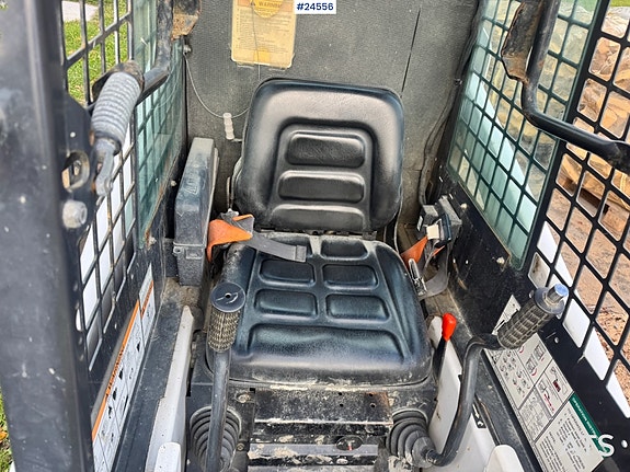Bobcat S70 kompaktlaster med kost, skuffe og pallegafler 18 of 24