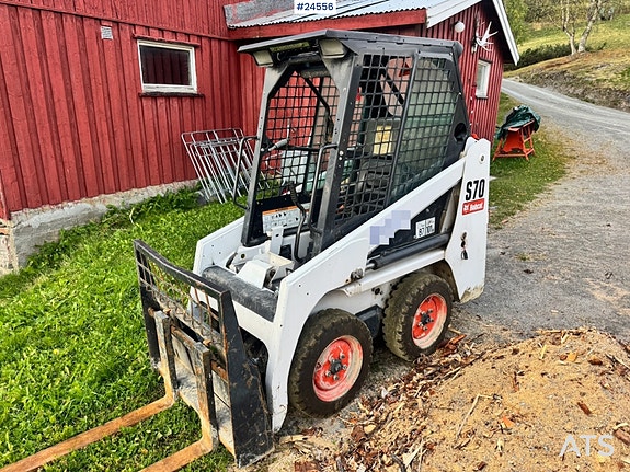Bobcat S70 kompaktlaster med kost, skuffe og pallegafler 8 of 24