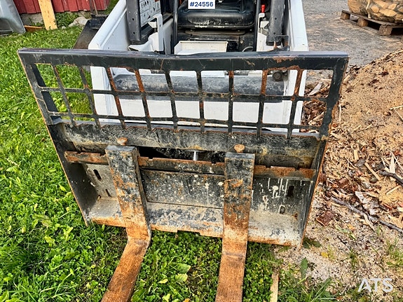 Bobcat S70 kompaktlaster med kost, skuffe og pallegafler 13 of 24