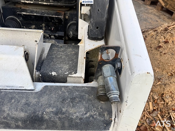 Bobcat S70 kompaktlaster med kost, skuffe og pallegafler 16 of 24