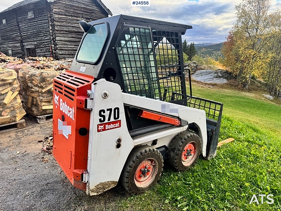 Bobcat S70 kompaktlaster med kost, skuffe og pallegafler 3 of 24