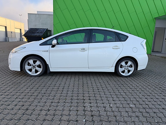 Toyota Prius 11 of 30