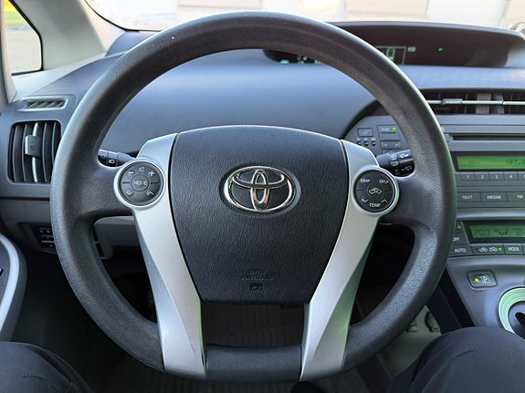 Toyota Prius 13 of 30