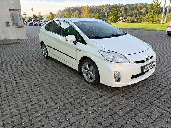 Toyota Prius 5 of 30