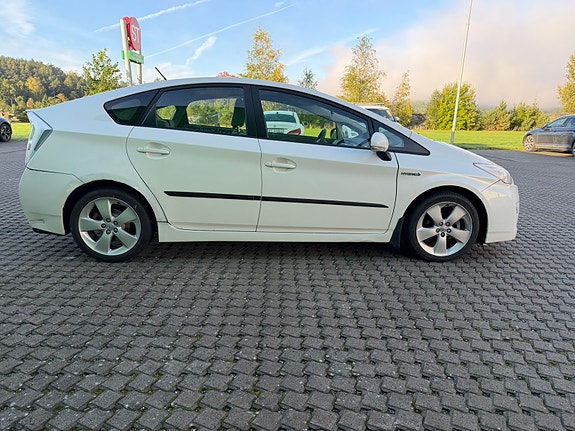 Toyota Prius 7 of 30
