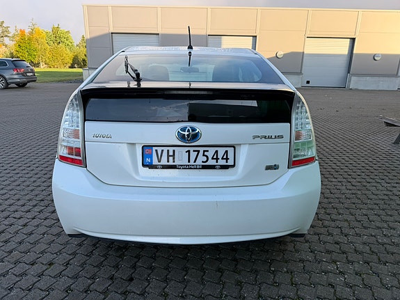 Toyota Prius 9 of 30