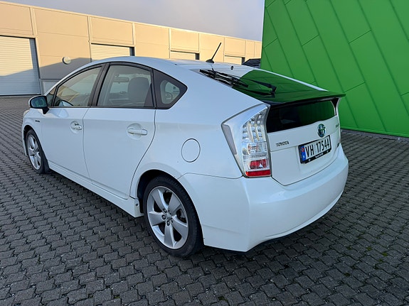Toyota Prius 10 of 30