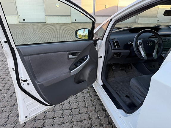 Toyota Prius 16 of 30