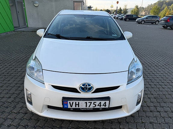 Toyota Prius 4 of 30