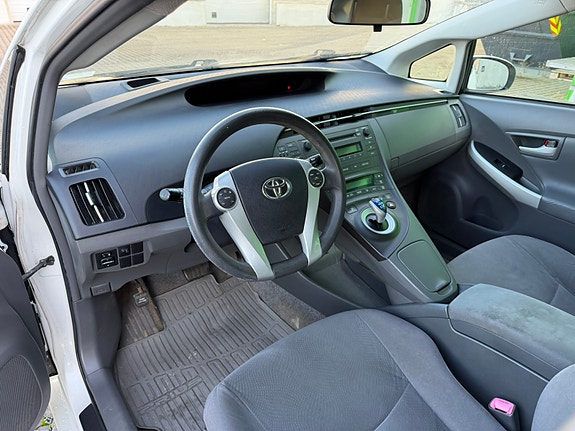 Toyota Prius 12 of 30
