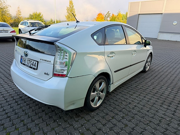 Toyota Prius 8 of 30