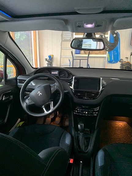 Peugeot 208 2 of 4
