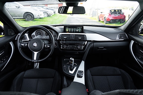 BMW 320i 11 of 26