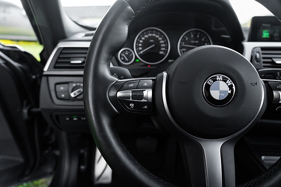BMW 320i 16 of 26