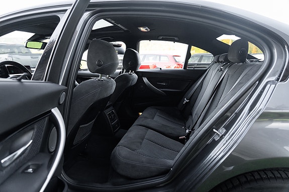 BMW 320i 24 of 26