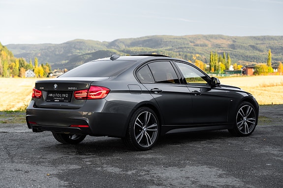 BMW 320i 3 of 26