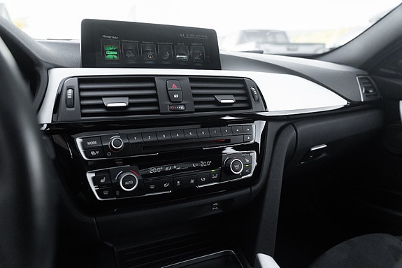 BMW 320i 19 of 26