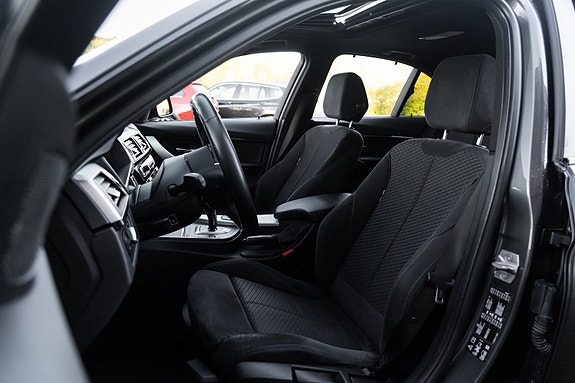 BMW 320i 14 of 26