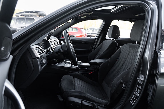 BMW 320i 13 of 26