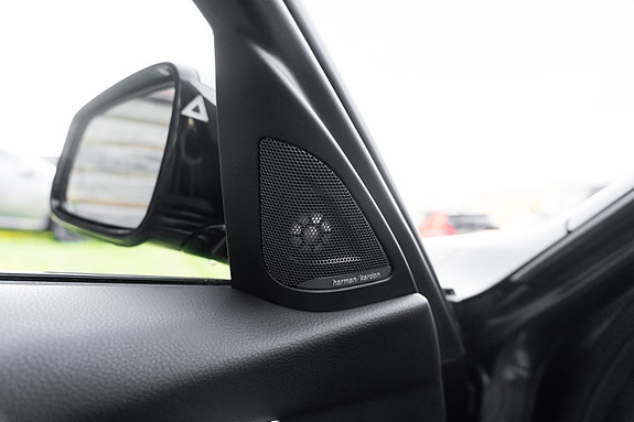 BMW 320i 23 of 26