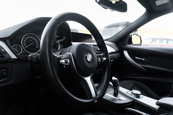 BMW 320i 15 of 26