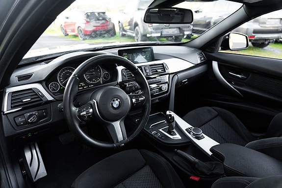 BMW 320i 12 of 26