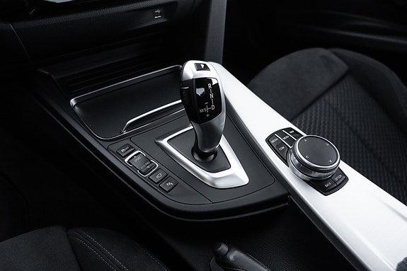 BMW 320i 22 of 26