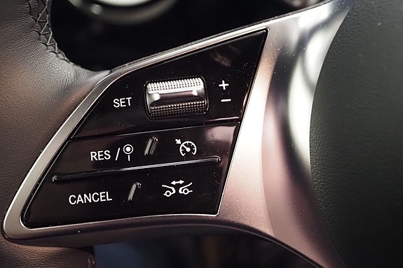 Mercedes-Benz CLA350 13 of 21