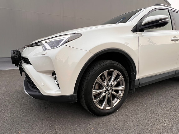 Toyota RAV4 3 of 23
