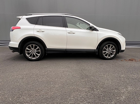 Toyota RAV4 2 of 23