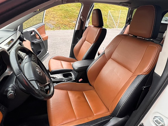 Toyota RAV4 12 of 23