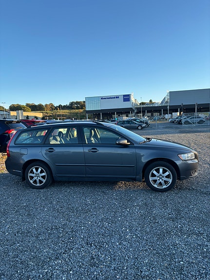 Volvo V50 2 of 13