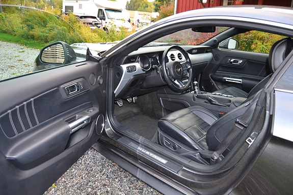 Ford Mustang 6 of 11