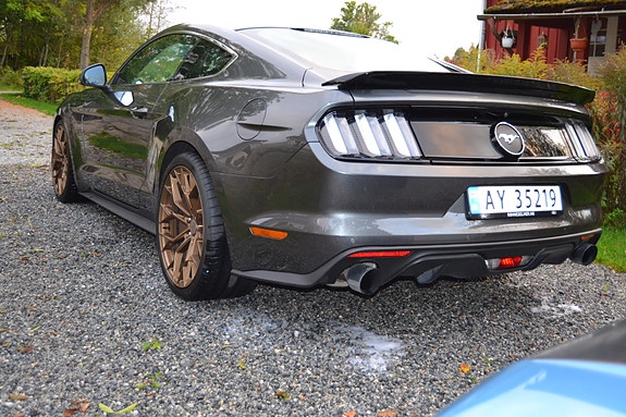 Ford Mustang 3 of 11