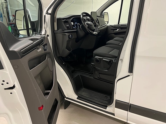 Ford Transit Custom 13 of 27