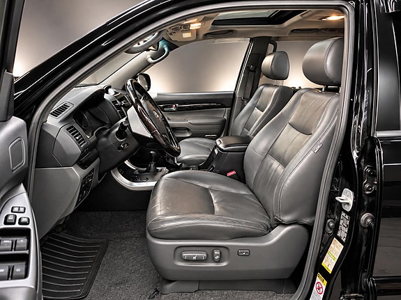 Toyota Land Cruiser 4 of 8