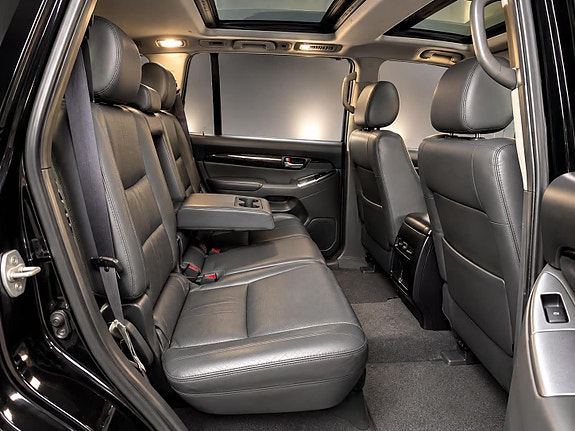 Toyota Land Cruiser 6 of 8