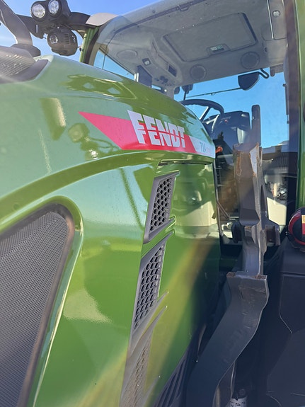 Fendt 724 Gen 6 14 of 16