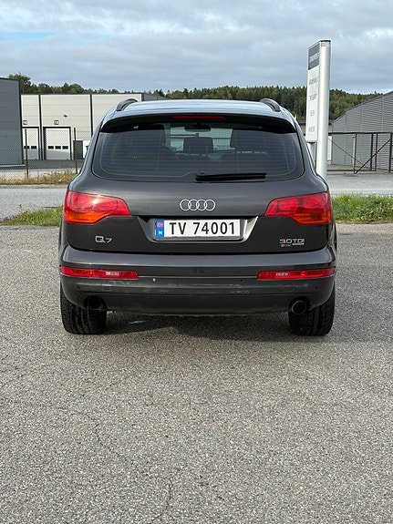 Audi Q7 2 of 30