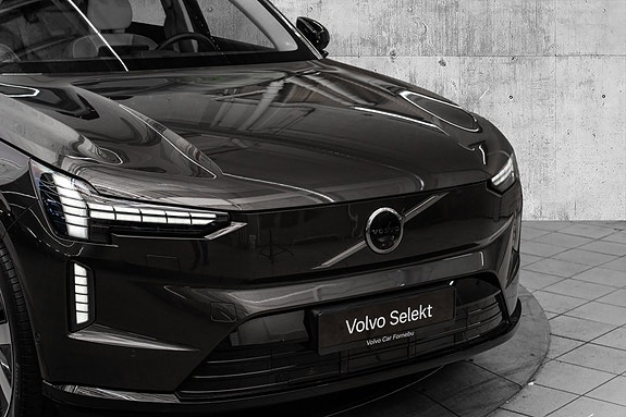 Volvo EX90 2 of 29