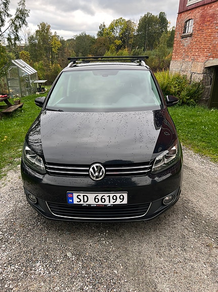 Volkswagen Touran 2 of 9