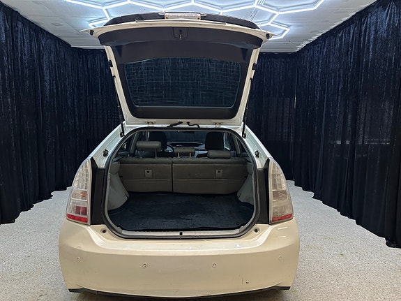 Toyota Prius 7 of 25