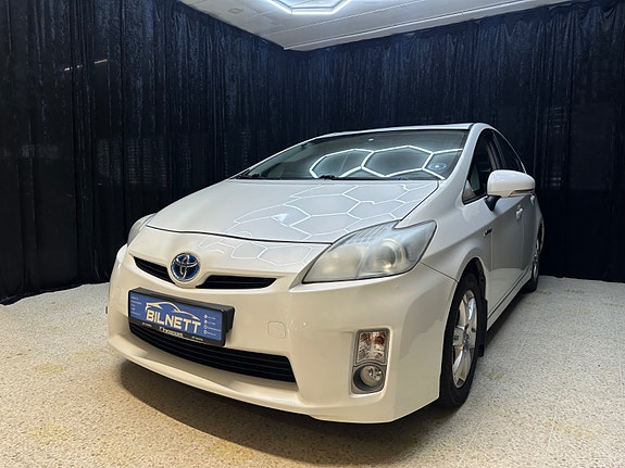 Toyota Prius 2 of 25