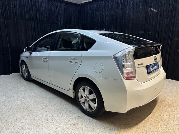 Toyota Prius 5 of 25