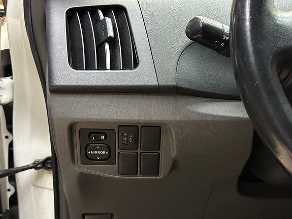 Toyota Prius 13 of 25