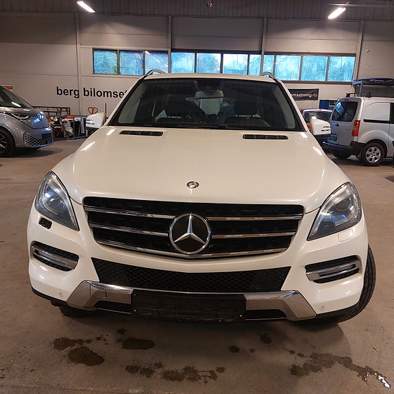 Mercedes-Benz ML250 2 of 9