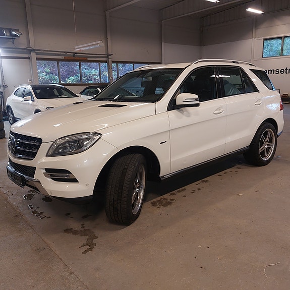 Mercedes-Benz ML250 3 of 9