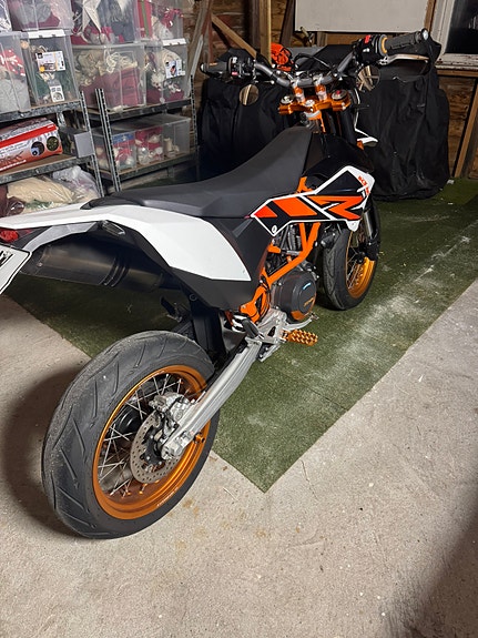 KTM 690 SMC R 18 of 30