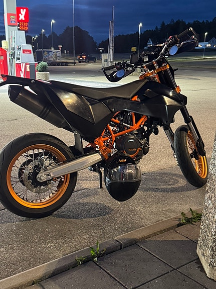 KTM 690 SMC R 3 of 30